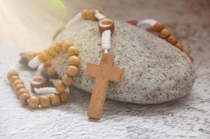 santo rosario su superiore di pietra con luminosa leggero splendente. spirituale e cristianesimo concetto foto