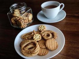 sera spuntini con tè e biscotti foto