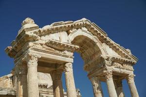 monumentale porta d'ingresso, tetrapylon nel afrodisia antico città nel aydin, turkiye foto