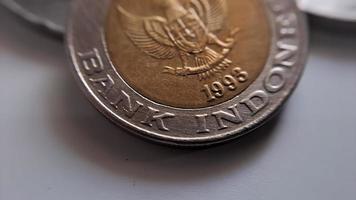 uno mille rupia moneta a partire dal Indonesia con il palma olio simbolo isolato su bianca sfondo, diterbitkan ole banca Indonesia pada taun 1993 foto