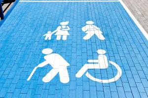 cartello, parcheggio per il Disabilitato nel il parcheggio lotto di il shopping centro foto