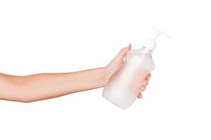 femmina mano Tenere crema bottiglia di lozione isolato. ragazza dare cosmetico prodotti su bianca sfondo foto