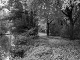 autunno tempo a un' fiume nel Germania foto