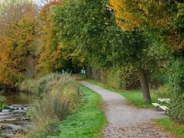 autunno tempo a un' fiume nel Germania foto