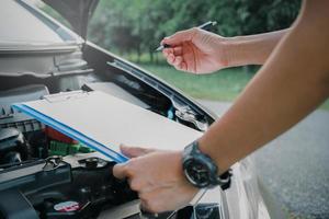 dipendenti sul posto concetto dipendenti donna di il auto servizio controllo elenco su il carta Nota per Manutenzione e servizio di rotto auto donna il auto servizio centro per Manutenzione e servizio auto foto