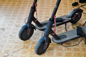 Due nuovo nero elettronico a due ruote alla moda moderno veloce elettrico scooter foto