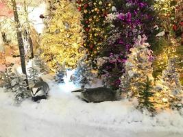 Due carino procioni siamo seduta sotto un' decorato Natale albero su nuovo anni vigilia. stilizzato decorazione per un' shopping centro. carino giocattolo procioni per un' vacanza umore, Natale vigilia foto