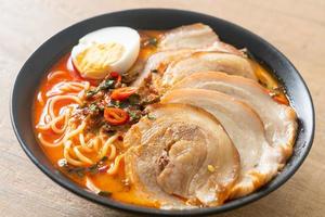 ramen noodles zuppa piccante di tomyum con arrosto di maiale foto