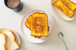 toast alla francese su piatto bianco foto