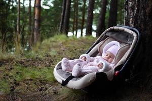 carino tre mese bambino è addormentato nel auto posto a sedere vicino un' albero nel un' foresta. foto