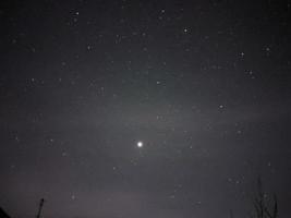 luminosa notte stellato cielo nel il villaggio foto