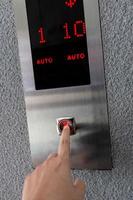 dito urgente su ascensore pulsante foto
