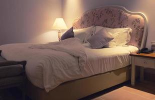 disordinata letto nel Hotel a notte foto