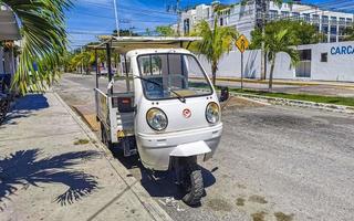 playa del Carmen quintana roo Messico 2022 bianca tuk tuk bianca tukuk risciò nel Messico. foto