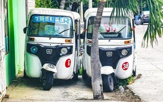 playa del Carmen quintana roo Messico 2022 bianca tuk tuk bianca tukuk risciò nel Messico. foto