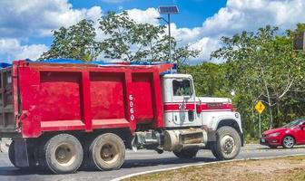 playa del Carmen quintana roo Messico 2022 messicano camion carico trasportatore consegna macchine playa del Carmen Messico. foto