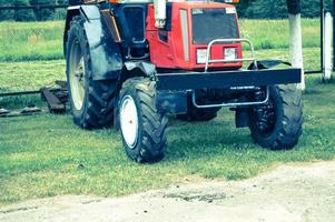 grande professionale agricolo macchinari costruzione, trasporto, trattore e grande ruote con un' Filo per aratura campi, terra, mezzi di trasporto di merce foto