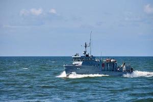 guardia costiera, motovedetta di soccorso per la difesa, nave militare in alto mare blu, marina russa foto