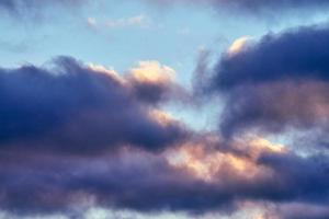 cumulus soffici nuvole viola e rosa, cloudscape foto