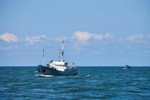 nave da ricognizione, motovedetta da ricerca che naviga nel Mar Baltico blu brillante, motovedetta della marina foto