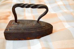 un' molto vecchio getto ferro su carbone. antico ferro da stiro. foto