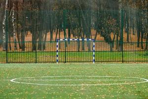 artificiale erba, sport campo copertina con calcio obbiettivo foto