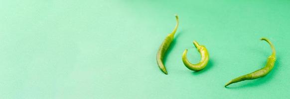 tre piccolo verde chili peperoni con un' posto sotto il testo menzogna foto