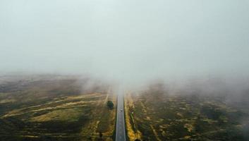 auto si sposta nel nebbia superiore Visualizza foto