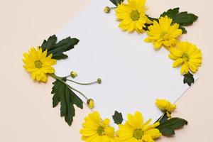 giallo fiori con non aperto mini cuffie e verde le foglie foto