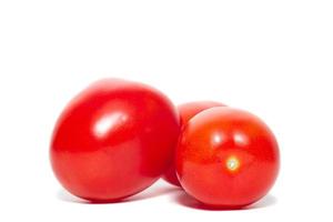 rosso pomodoro isolato su bianca sfondo con ritaglio sentiero foto