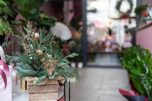 Natale albero composizione a partire dal naturale aghi nel il interno di un' fioraio negozio foto