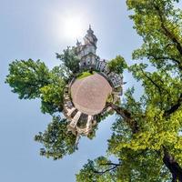 poco pianeta e sferico aereo 360 panorama Visualizza su strada antico medievale città con Chiesa e storico edifici foto