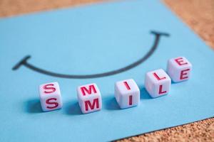 Sorridi parola con rosso cubo lettere, sentimenti e emozioni foto