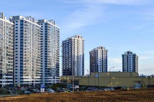 blu grande bicchiere case nel il città centro. alto Residenziale edifici per le persone, moderno edifici. nel il centro Là è un' unico beige shopping centro. urbano paesaggio foto