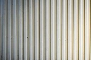 struttura di ferro metallo industriale lattina bianca foglio metallo profilo con verticale tavole per il recinzione. il sfondo foto