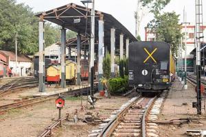 Visualizza di giocattolo treno ferrovia brani a partire dal il mezzo durante giorno vicino calca ferrovia stazione nel India, giocattolo treno traccia Visualizza, indiano ferrovia giunzione, pesante industria foto