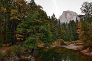 fiume Yosemite e mezza cupola foto