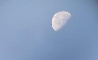 mattina Luna nel il blu cielo foto