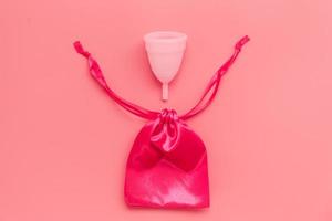 rosa mestruale tazza su colore sfondo, femmina intimo igiene periodo prodotti, superiore Visualizza foto