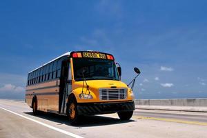 scuolabus che viaggiano sull'autostrada d'oltremare della florida foto
