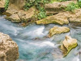 bellissimo chiaro acqua fluente nel il lago o fiume e ambiente nel davanti di tham chang grotta vangvieng città laos.vangvieng città il famoso vacanza destinazione cittadina nel lao. foto