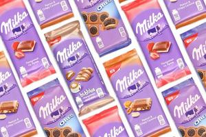 Kharkov, Ucraina - dicembre 8, 2020 molti viola milka cioccolato barre. milka è svizzero marca di cioccolato confezione manufatto internazionale di azienda mondelez internazionale foto