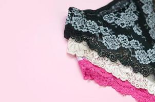 bianca, nero e rosa donne biancheria intima con pizzo su rosa sfondo con copia spazio. pubblicità per negozio di bellissimo e confortevole donne biancheria intima foto