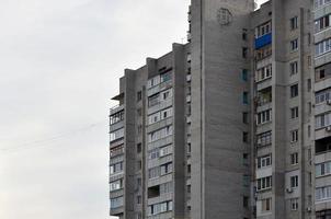 vecchio multipiano appartamento Casa nel un' poco sviluppato regione di Ucraina o Russia foto