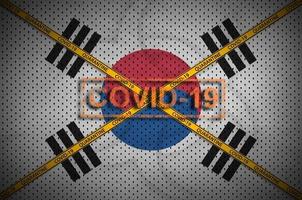 Sud Corea bandiera e covid-19 francobollo con arancia quarantena confine nastro attraversare. coronavirus o 2019-ncov virus concetto foto