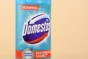 Kharkiv, Ucraina - Maggio 2, 2021 domestos blu bottiglia. domestos è un' domestico pulizia gamma quale contiene candeggiare manufatto di unilever foto