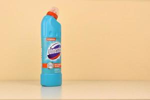 Kharkiv, Ucraina - Maggio 2, 2021 domestos blu bottiglia. domestos è un' domestico pulizia gamma quale contiene candeggiare manufatto di unilever foto