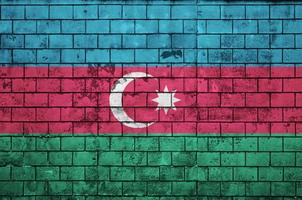 azerbaijan bandiera è dipinto su un vecchio mattone parete foto