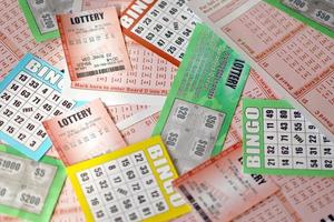 molti Usato lotteria Biglietti, fatture con numeri e tombola giocando tavole nel grande mucchio. gioco d'azzardo e lotteria carta cose foto