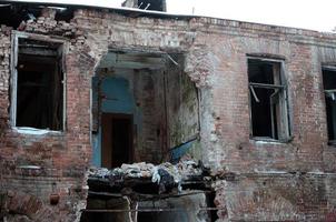 frammento di un abbandonato due storie edificio dopo militare operazioni nel donetsk foto